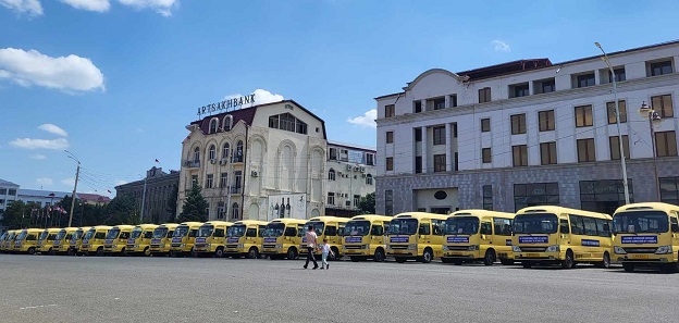 Автобусы на площади Возрождения в Степанакерте, 3 августа 2023 года. Фото Алвард Григорян для "Кавказского узла".