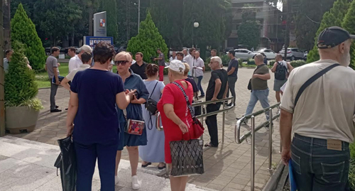 Фермеры возле входа в суд в Адлере. Фото Кристины Романовой для "Кавказского узла"