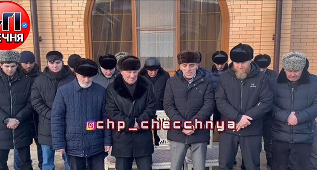 Кадр видео с извинениями родственников подозреваемого в убийстве Гакаева. Скриншот видео Телеграм канал "ЧП Чечня"