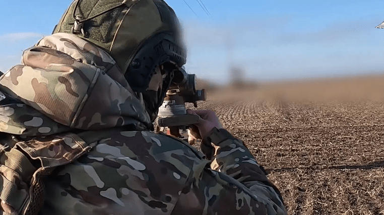 Российский военный. Стоп-кадр видео из telegram-канала Минобороны России от 22.02.24, https://t.me/mod_russia/35911