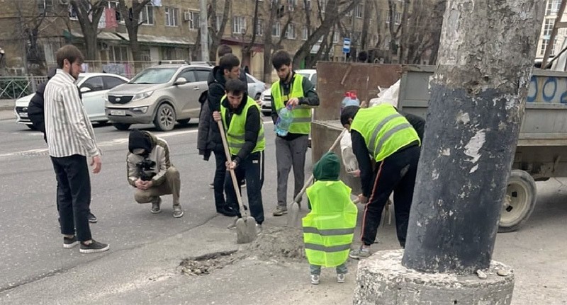 Жители Махачкалы делают ямочный ремонт. Скриншот публикации https://www.instagram.com/stories/hasbulla.hushetskiy/ (деятельность компании Meta (владеет Facebook, Instagram и WhatsApp) запрещена в России)