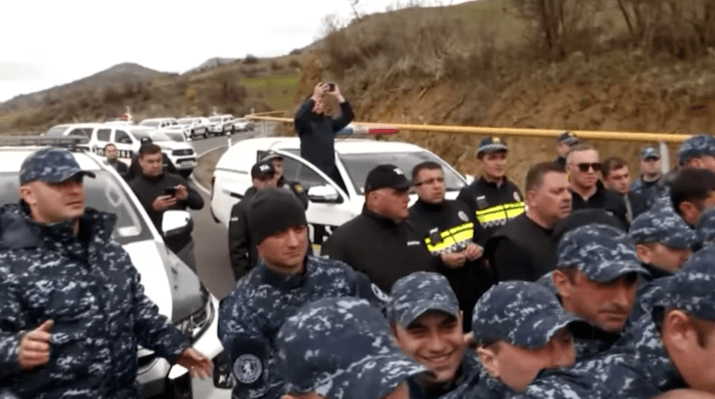 Силовики сдерживают протестующих в Адигени. Стоп-кадр видео телекомпании "Пирвели" от 05.04.23, https://tvpirveli.ge/ka/siaxleebi/politika/65081-gadaketili-gzebi-chkhubi-da-dapirispireba-mobilizebuli-spetsrazmi-ra-khdeba
