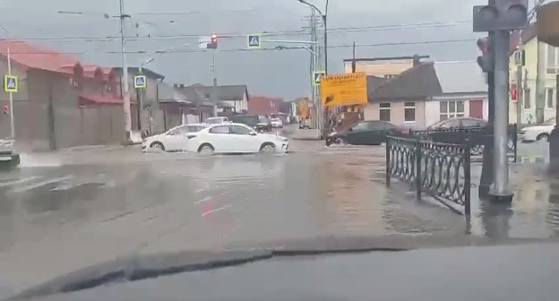 Последствия ливня с градом в Нальчике, стоп-кадр видео телеграм-канала Казбека Кокова, https://t.me/Kokov_Kazbek/4247?single