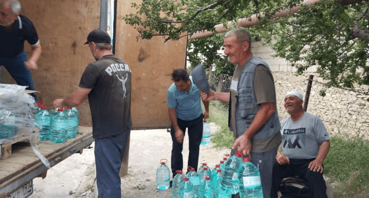 Раздача воды в Буйнакске. Скриншот фото  из Telegram-канала мэрии города от 10.06.24, https://t.me/gorodbuynaksk/3978