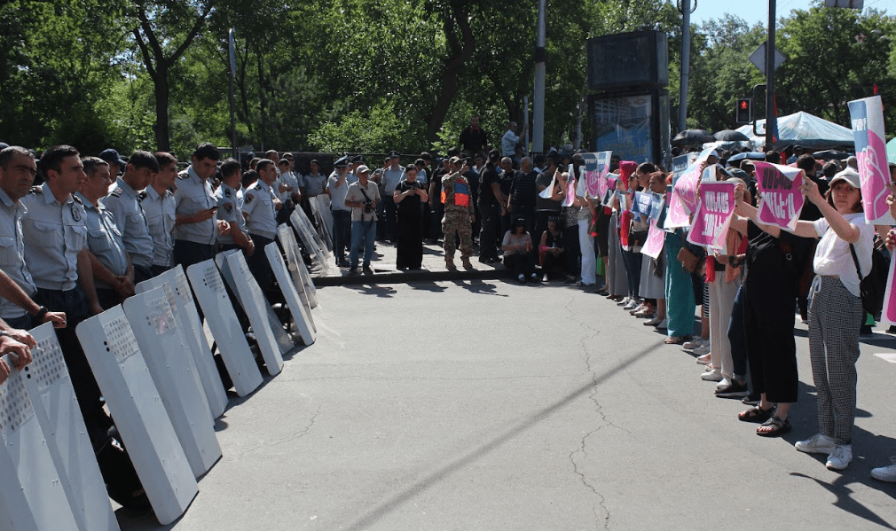 Силовики и сторонники Галстаняна на акции протеста. Фото Тиграна Петросяна для "Кавказского узла".