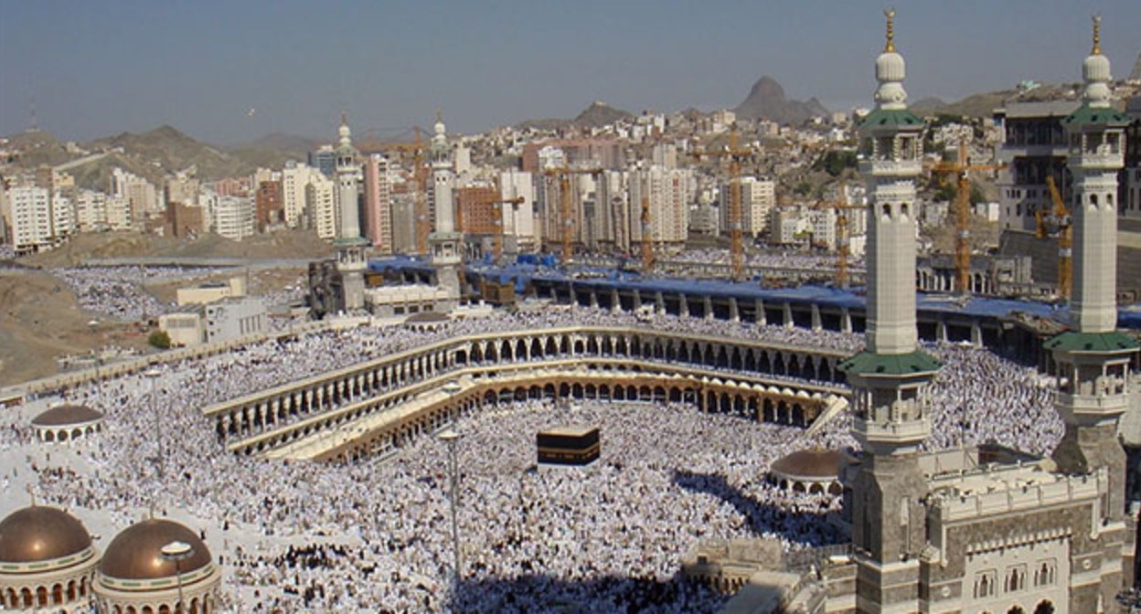 Паломники в мечети Аль-Харам. Фото: Al Jazeera English https://ru.wikipedia.org