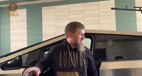 Рамзан Кадыров на фоне Tesla Cybertruc, скриншот телеграм-канала Кадырова https://t.me/RKadyrov_95