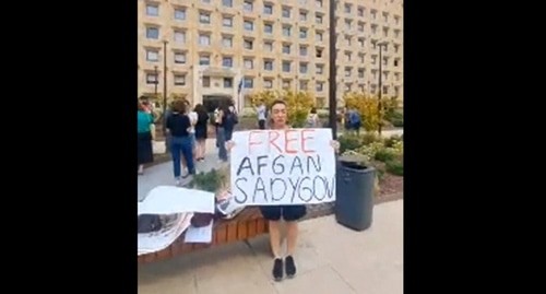 Участница акции протеста с плакатом: "Свободу Афгану Садыгову". Тбилиси, 10 сентября 2024 года. Кадр видео YouTube-канала azel tv https://www.youtube.com/live/iXYLvpcAPyI