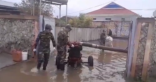 Сотрудники МЧС в зоне затопления в Гаджигабульском районе. Кадр видео МЧС Азербайджана https://fhn.gov.az/az/melumatlar/fhn-metbuat-xidmetinin-melumati-video-d0187674