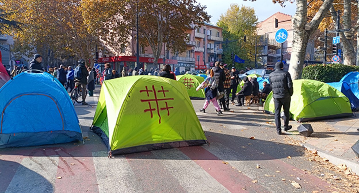 Участники акции протеста. Тбилиси, 18 ноября 2024 г. Фото Инны Кукуджановой для "Кавказского узла"