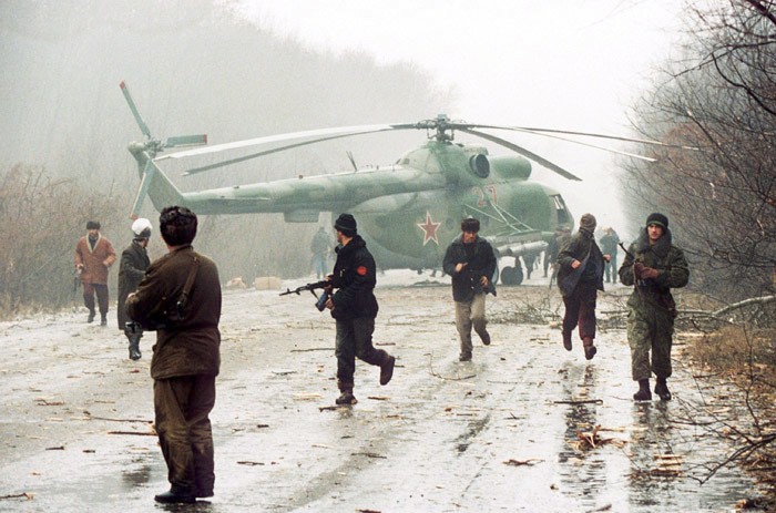 Вертолёт, сбитый чеченскими боевиками. Декабрь 1994. Фото: Михаил Евстафьев. Mikhail Evstafiev https://ru.wikipedia.org/ 