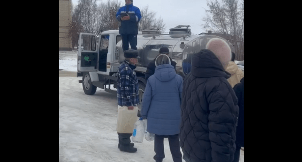 Очередь в Котово за водой. Стоп-кадр видео из Telegram-канала "Котовский разворот" от 31.12.24, https://t.me/kotovorazvorot/2401.