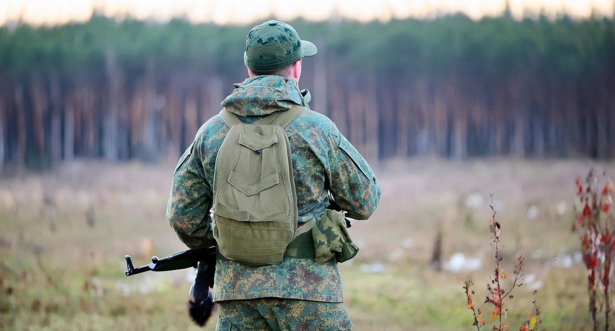 Военный на СВО. Иллюстрация создана «Кавказским узлом» с помощью ИИ в программе Photoshop