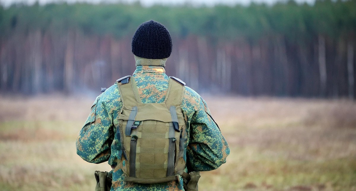 Военный на СВО. Иллюстрация создана «Кавказским узлом» с помощью ИИ в программе Photoshop