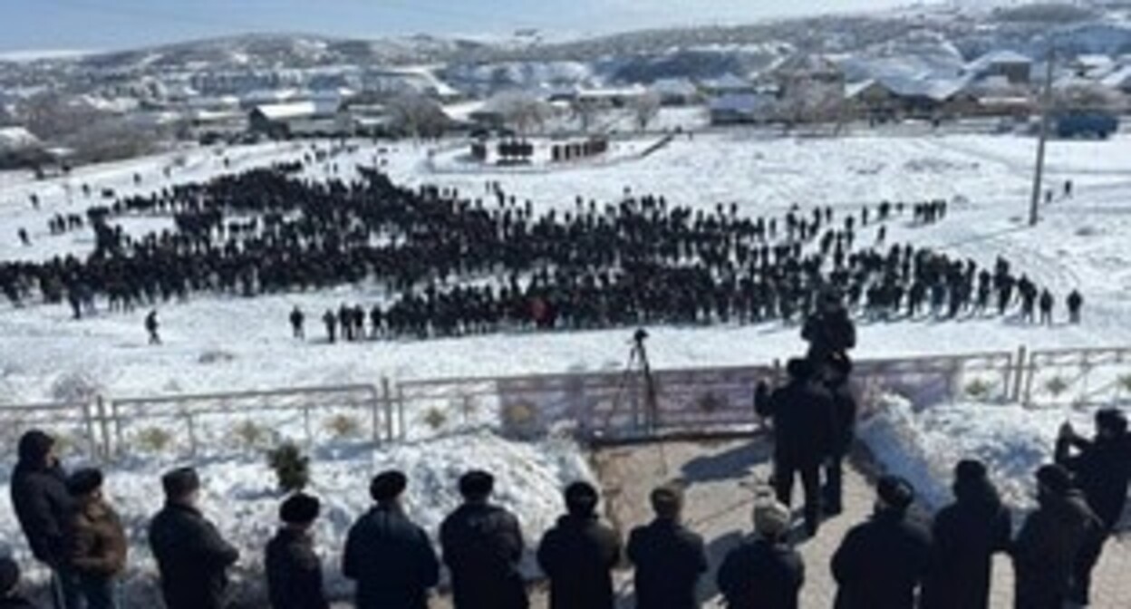 Митинг в селе Новокули, приуроченный к 81-й годовщине депортации вайнахов. Фото из телеграм-канала администрации Новолакского района https://t.me/novolak_vesti/19308