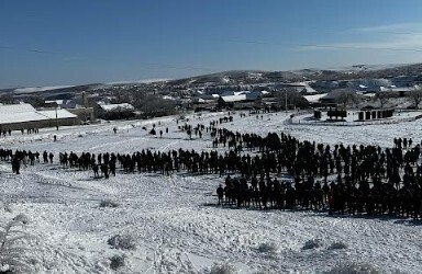 Участники митинга в селе Ярык-су Новолакского района Дагестана. 23 февраля 2025 года. Фото предоставлено "Кавказскому узлу" организаторами мероприятия.